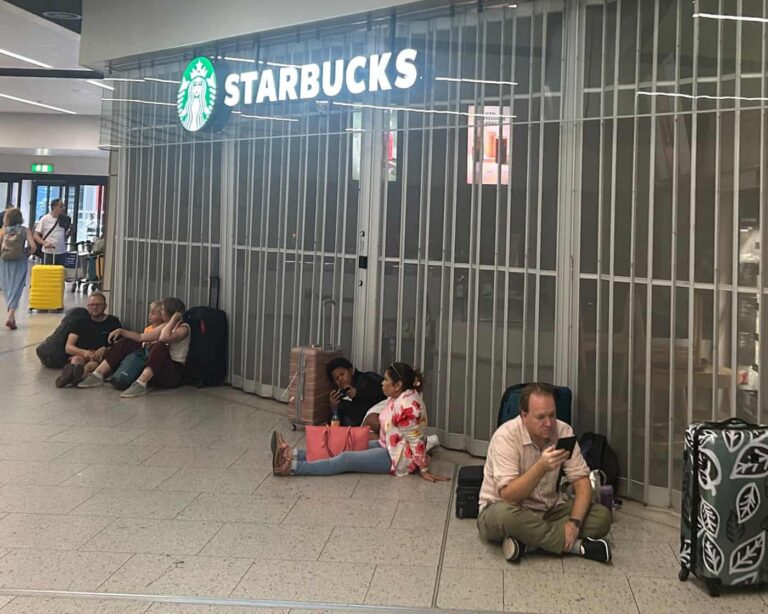 Aeroporti Gatwick përballet me krizë uji: Tualetet dhe shërbimet jashtë funksionit