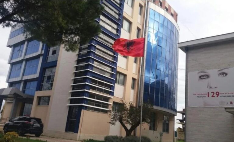 Dhunuan në grup të miturën, në burg 19-vjeçarja në Fier/ Ndryshojnë masat për dy të tjerat