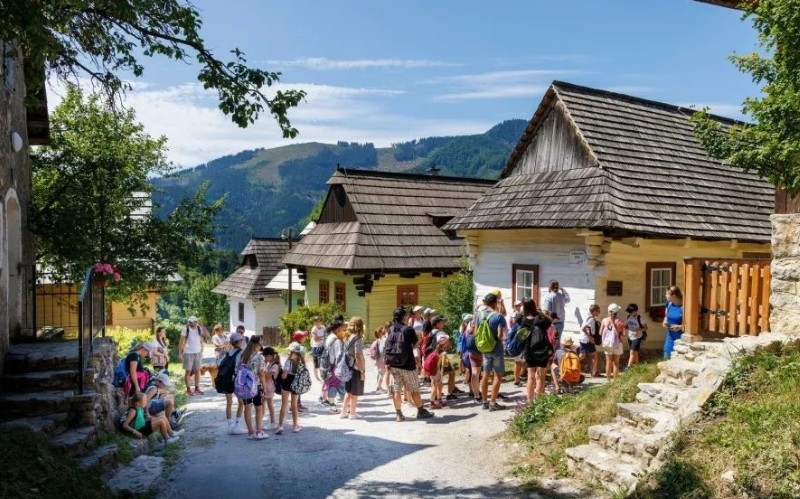 paradoksi-i-turizmit-fshati-i-unesco-s-me-vetem-17-banore-kerkon-me-pak-vizitore