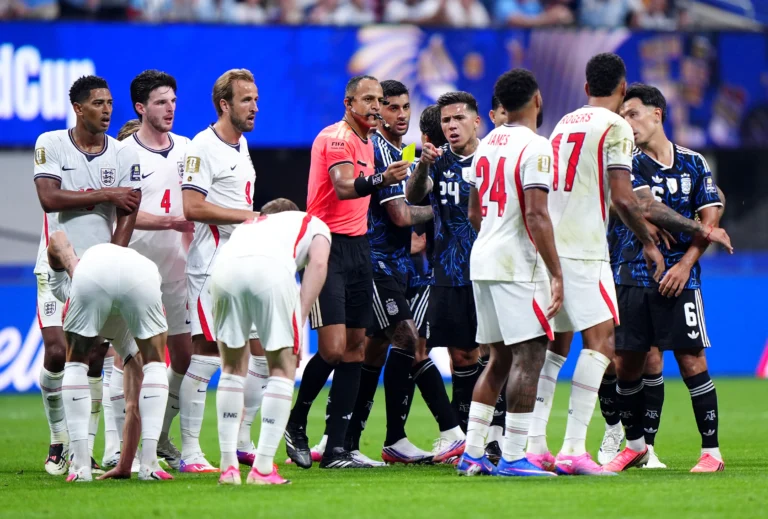 Anglia dhe Argjentina luajnë futboll amerikan në 45 minutat e para, luftë për çdo top