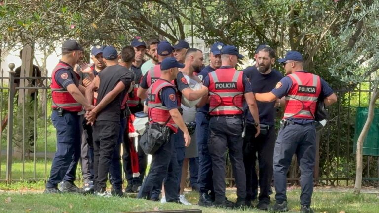Protesta qytetare para Parlamentit, deputetët e PS mbërrijnë dy orë para nisjes së seancës, shënohen incidente