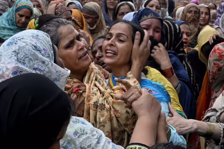 CNN: Shembet çatia e një qendre mësimore në Pakistan lindor, duke vrarë të paktën 14 fëmijë