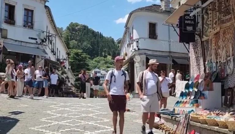 Sezoni turistik me ulje në Gjirokastër, operatorët kërkojnë më shumë investime