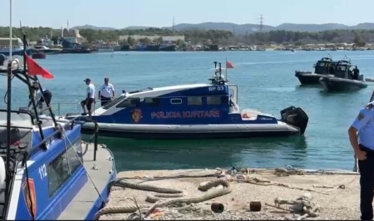 Gomonia me 11 emigrantë të paligjshëm rrezikoi mbytjen në brigjet e Vlorës, shpëtohen nga Policia Kufitare
