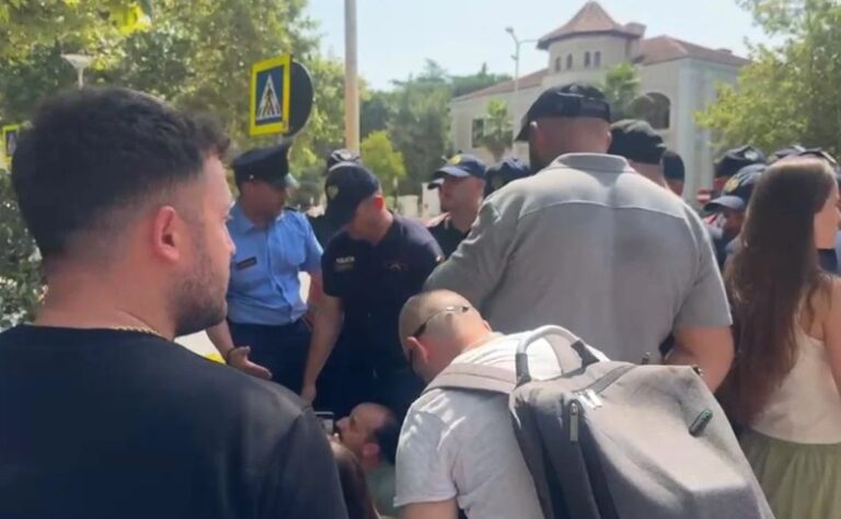 Dritan Goxhaj ulet këmbëkryq para policëve te Kuvendi: Mos na provokoni