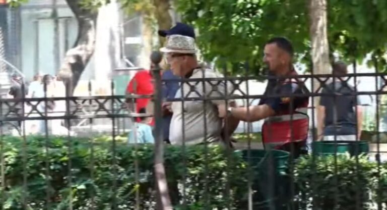 Përplasja me Policinë te Parlamenti, shoqërohet edhe aktivisti Altin Goxhaj! Ujë dhe gaz lotsjellës ndaj protestuesve
