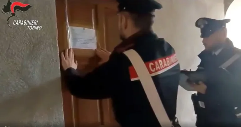 Tmerr në Itali, 47-vjeçari spërkat të dashurën me naftë dhe tenton t’i vërë flakën