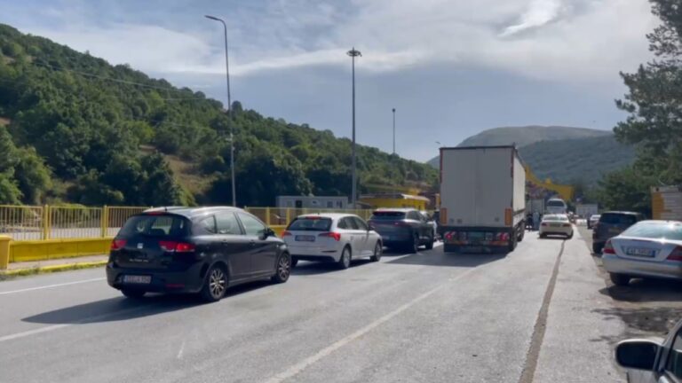 Kaos në Kakavijë / Bllokohen dhjetëra automjete, qytetarët: Nuk patëm asnjë njoftim për bllokimin e doganës greke