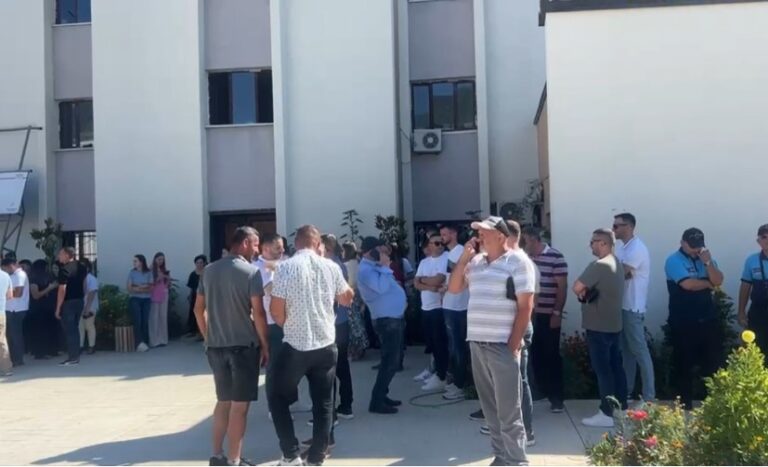 Këshilli bashkiak në Klos kërkon mbledhje të jashtëzakonshme kundër shkrirjes së bashkisë
