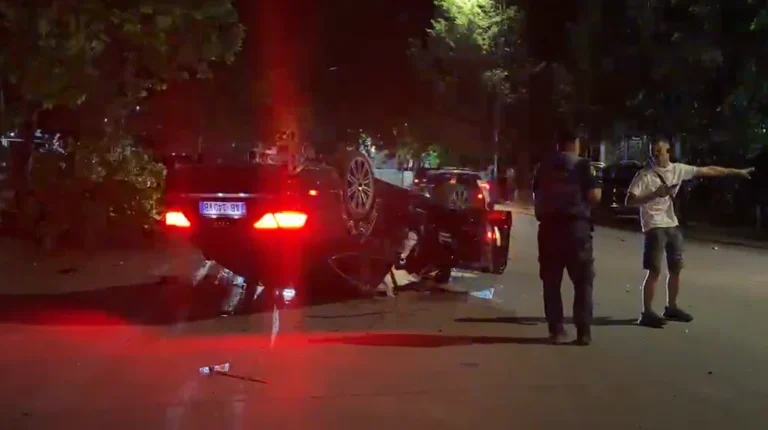 Aksident në Korçë, automjeti del nga rruga dhe përmbyset