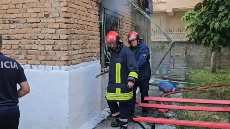 Zjarr në një apartament në Korçë, humb jetën një 74-vjeçar
