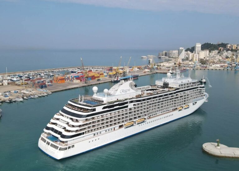 Anija turistike “Seven Seas Splendor” me 650 turistë mbërrin për herë të parë në portin e Durrësit