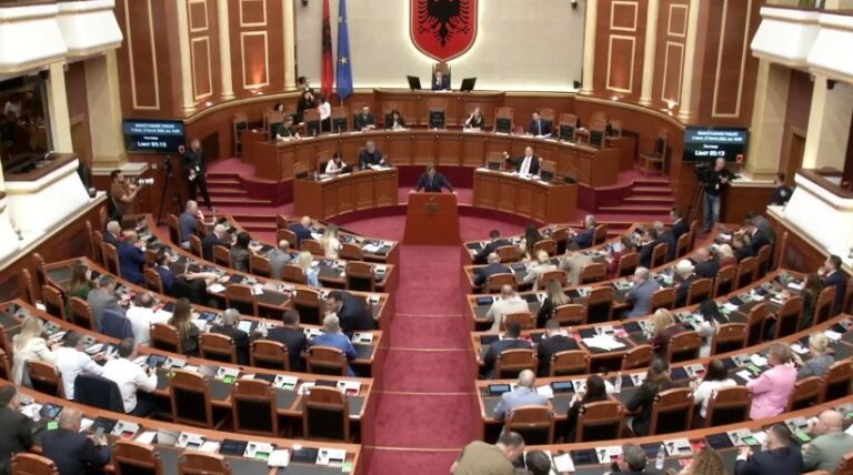 Debate në Kuvend mes opozitës e maxhorancës për huanë 300 milionë dollarë SHBA – Shqipëri