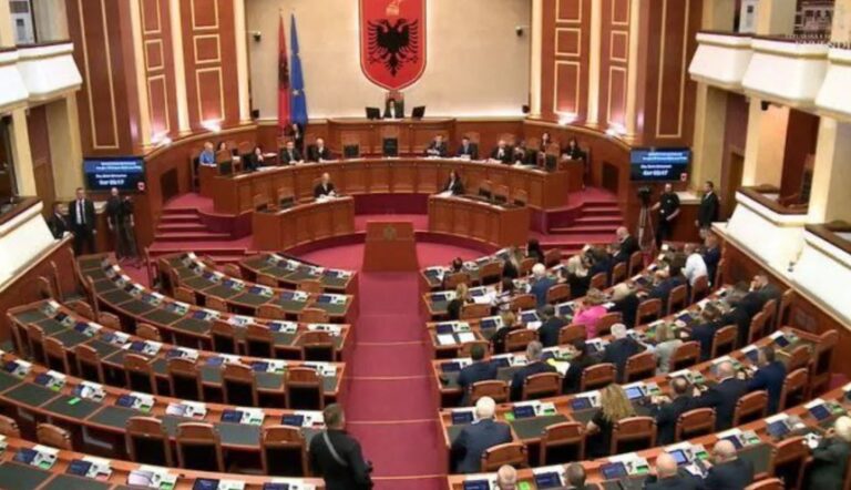 Deputetët e PD-së kundër bojkotit të Kuvendit, Leskaj: Mungesa në seancë ishte gabim