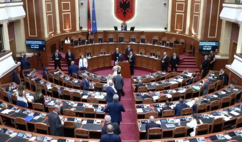 Tensionohet situata në Kuvend  deputetët e PD së bllokojnë foltoren