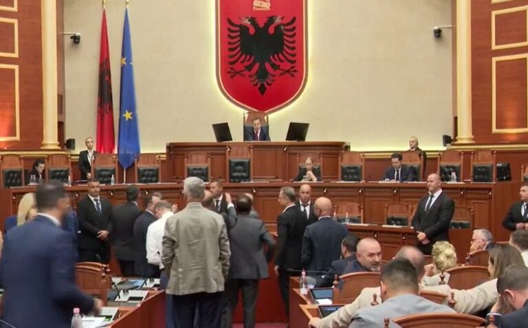 Tensione edhe brenda Kuvendit, deputetët e PD bllokojnë foltoren