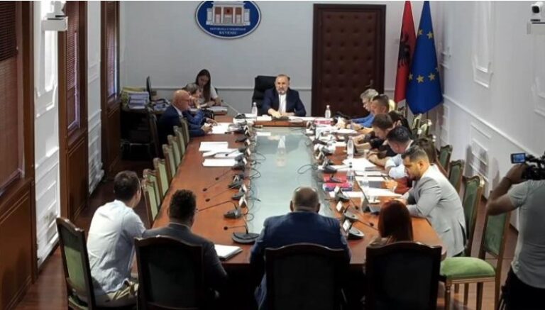 Gjinkuri përplaset me Ulsi Manjën në Komisionin e Ligjeve: Më jep fjalën ose po largohem