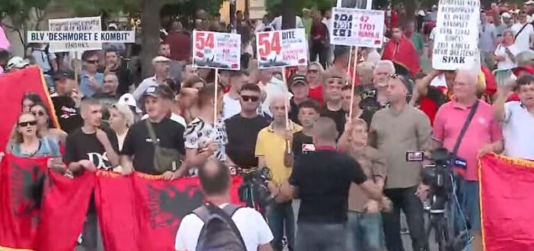 54 ditë protestë, protestuesit përballë Kryeministrisë