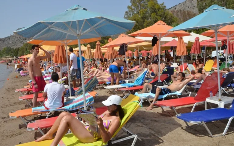 Shqiptari vjedh një makinë dhe një shtëpi në Greqi, pas ngjarjes kapet mat duke bërë plazh