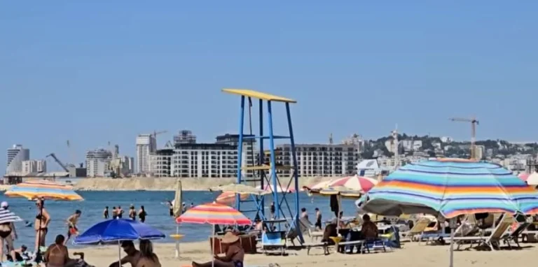 Plazhet e Durrësit pa vrojtues, prindërve u bëhet thirrje të mos i lënë fëmijët pa mbikëqyrje