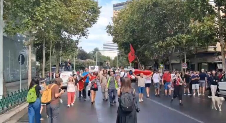 Qytetarët në protestë, marshojnë drejt Ministrisë së Brendshme