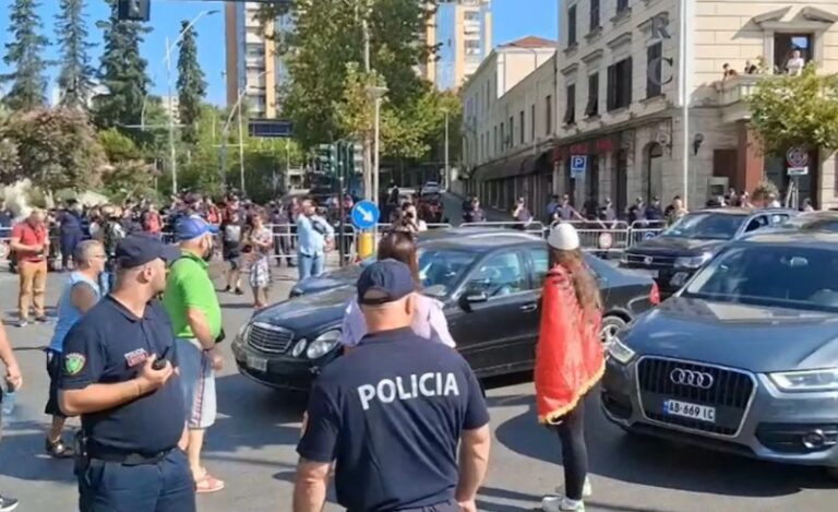 Protestuesit bllokojnë rrugën te kryqëzimi i “Rrugës së Elbasanit”. Përplasen me policinë