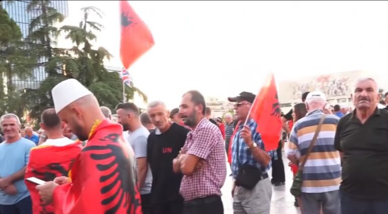 Protesta e 42-të para Kryeministrisë, qytetarët kërkojnë ndryshim të skenës politike