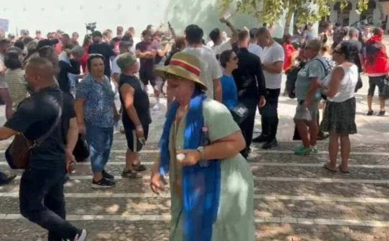 Me vezë në duar, protestuesit mblidhen te Kuvendi. Policia “gardh” para godinës