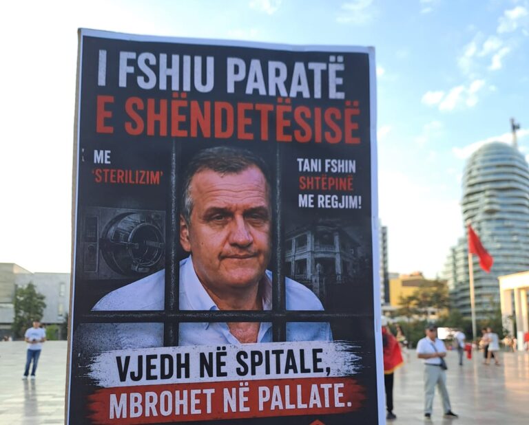 FOTO/ 62 ditë protestë, pankartat më pikante