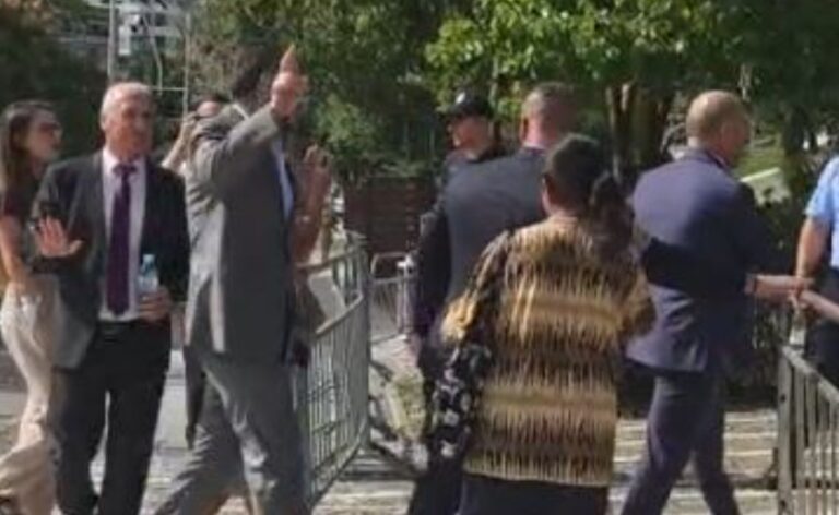 Protestuesit shpërthejnë edhe ndaj opozitës para Kuvendit: “Opozitë e shitur!”