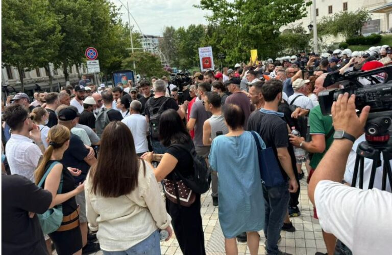 Protestuesit marshojnë drejt Komisariateve nr. 1 dhe 4, kërkojnë lirimin e të arrestuarve