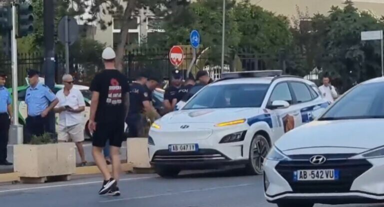 Incidenti në protestë/ Qytetari shkon afër makinës së Ramës, policia e ndalon