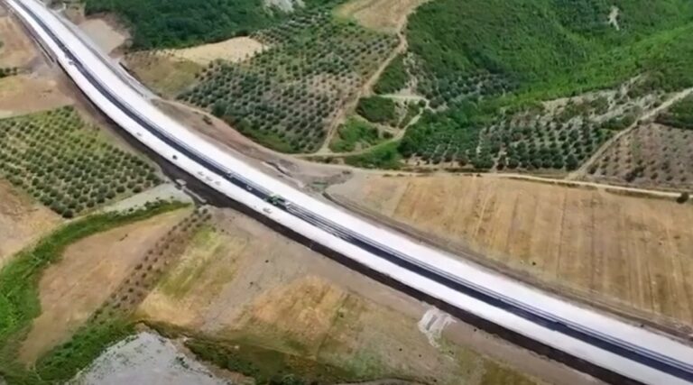 Rama publikon pamjet nga punimet në aksin Elbasan – Rrogozhinë: Investim që afron qytetet