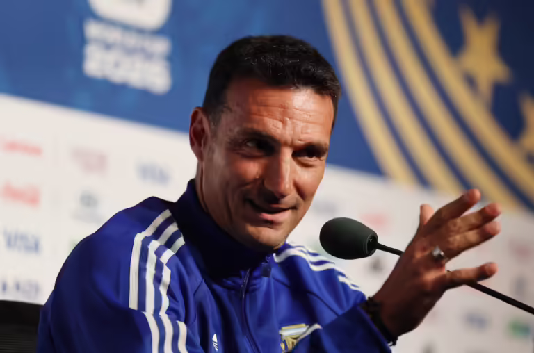 Scaloni: Nuk do ta ndryshojmë lojën për Salah, Messi është gati të luajë