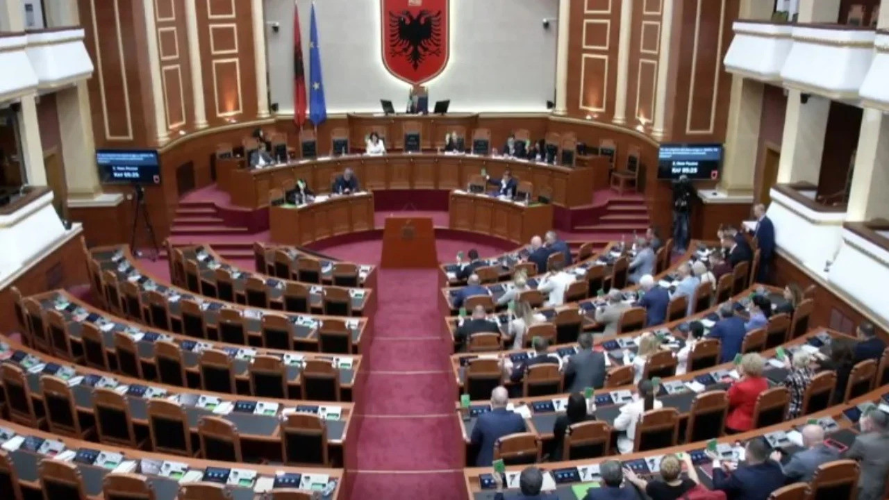 Kuvendi miraton ndryshimet në ligjin për SHISH dhe administratën  opozita mungon në seancë