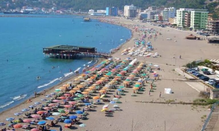 Shmanget tragjedia në Shëngjin. Rrezikuan të mbyteshin në det, shpëtohen nëna dhe djali i mitur