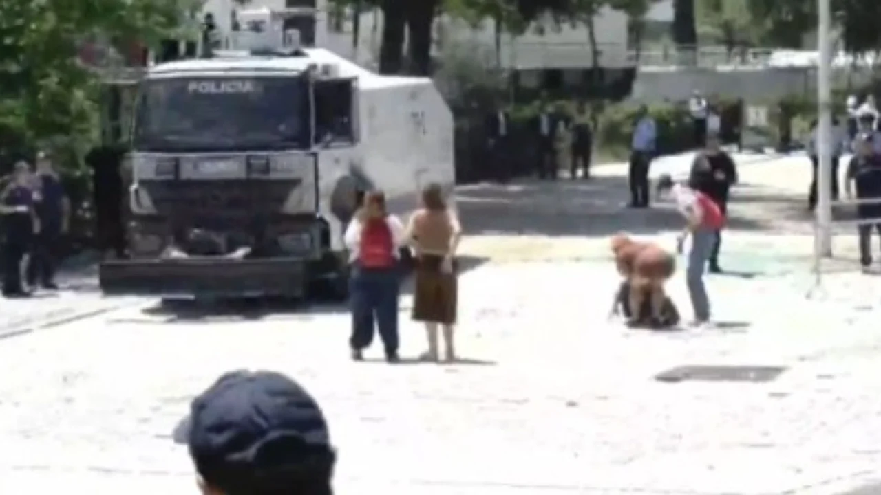 Përshkallëzohen përplasjet para Kuvendit  policia përdor ujë dhe spraj lotsjellës ndaj protestuesve