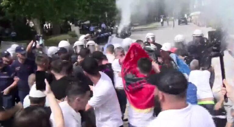 Përshkallëzohet protesta para Parlamentit, protestuesit çajnë gardhin metalik, policia përdor spraj lotsjellës