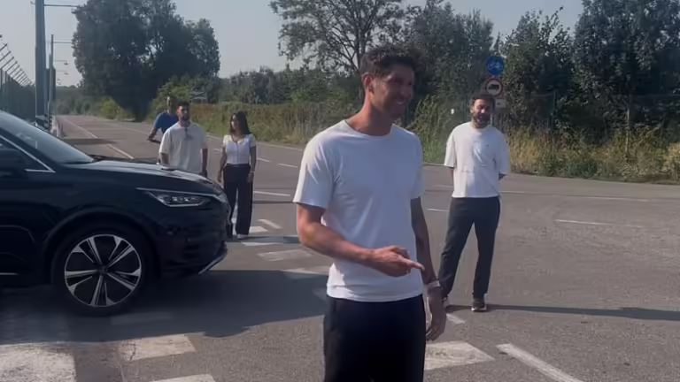Stones zbarkon në Milano, gati të nisë aventurën me Interin