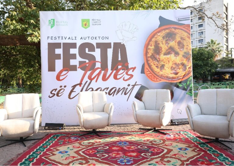 Elbasani feston traditën me aromën e Tavës, qyteti kthehet në destinacionin e shijeve autentike (Foto)