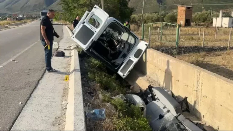 Humb kontrollin e furgonit me punëtorë në Vlorë, ndërron jetë 52-vjeçari
