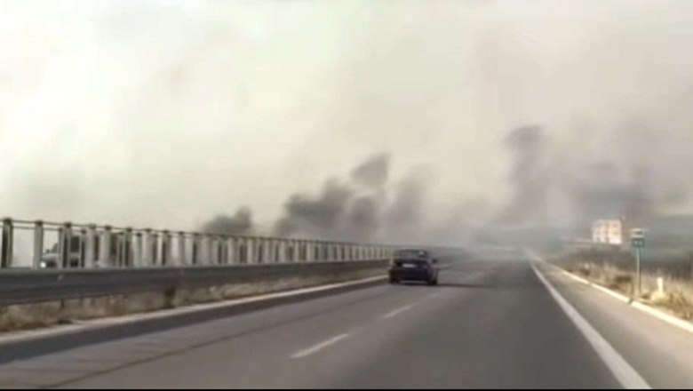 Flakët pushtojnë anën e autostradës Fier–Vlorë, digjen rreth 2 kilometra