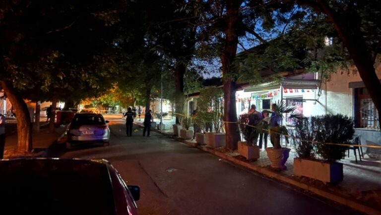Tre të rinj plagosen me pistoletë, polici jashtë shërbimit ndoqi autorin