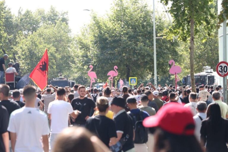 Bilanci nga protesta para Kuvendit, 11 qytetarë dhe 6 policë të lënduar. Mbi 20 persona të shoqëruar