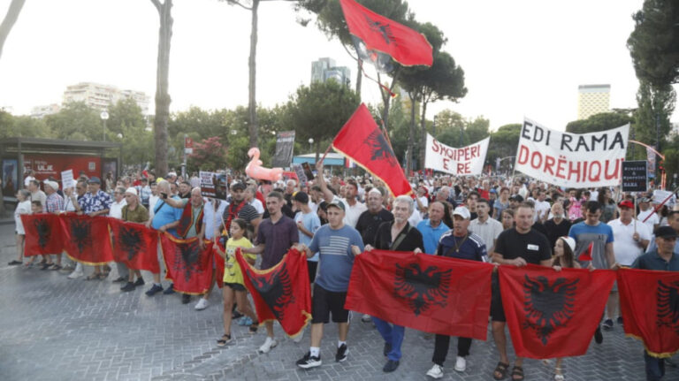 Protesta qytetare në ditën e 64-tër, marshojnë të vendosur deri në largimin e Edi Ramës