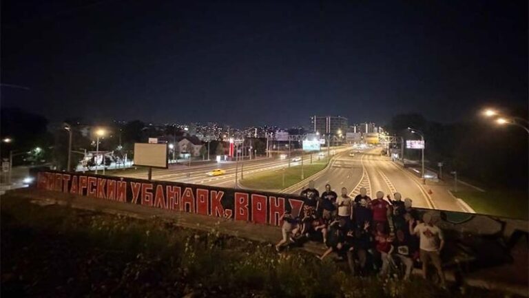 Tifozët e Spartakut dalin kundër Dakut me mesazhe fyese dhe mbështetje për serbët