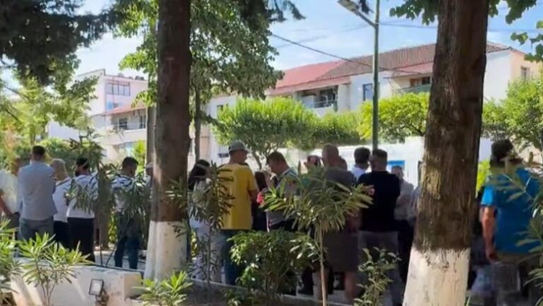 Qytetarët dhe punonjësit e bashkisë së Rrogozhinës kundër draftit të PS: Duam investime nga qeveria, jo të shkojmë në Kavajë