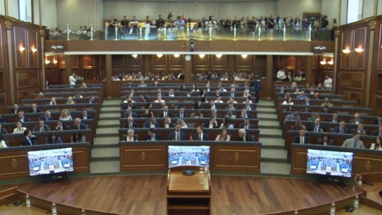 Nis seanca konstituive e Kuvendit, drejt krijimit të institucioneve të reja të Kosovës