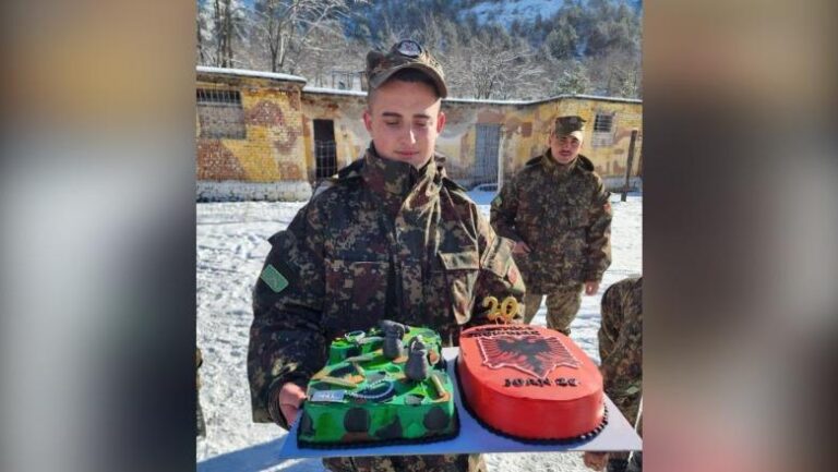 ”Do të jesh përjetësisht fryma ime”, dedikimi rrëqethës i nënës për 20-vjeçarin që u v*a nga shoku