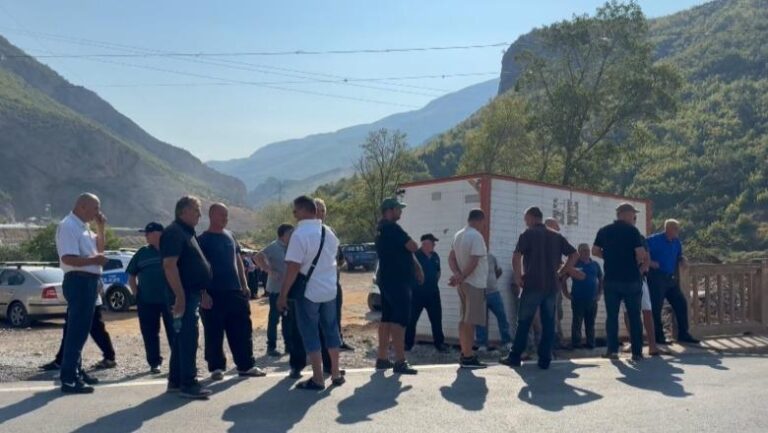 Banorët e Librazhdit dalin në protestë: Duam hyrje të re në ”Elbasan-Qafë Thanë”